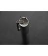 Stylo Otto Hutt Design 08, détail de l'attache du clip articulé sur le capuchon concave. Stylo Otto Hutt Design 08, détail de l'attache du clip articulé sur le capuchon concave.