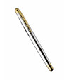 Stylo à plume Design 02, corps et capuchon en argent massif lisse, attributs dorés, fermé. Stylo à plume Design 02, corps et capuchon en argent massif lisse, attributs dorés, fermé.